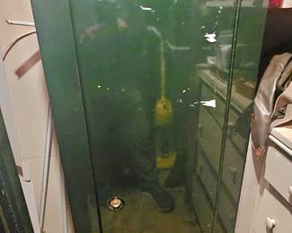 1 of 2 pictures - Stack On Gun Safe