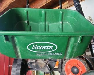Scotts SpeedyGreen 2000 Broadcast Spreader