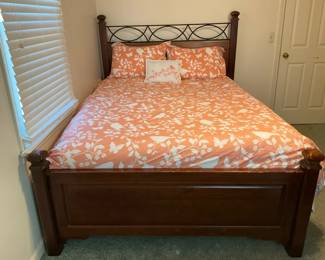 Queen Adjustable Bed With Comforter. 