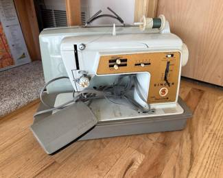 Singer Golden Touch & Sew Deluxe Zig-Zag Sewing Machine – Model 620