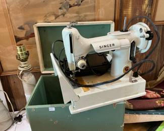 Singer Featherlight with some Singer attachments. 