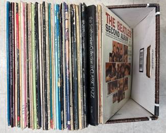 Lot 262 Vintage Vinyl Records BeatlesPaul SimonByrds