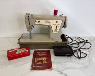 Lot 318 Vintage Singer 237 MA Fashion Mate Made in Italy Sewing Machine