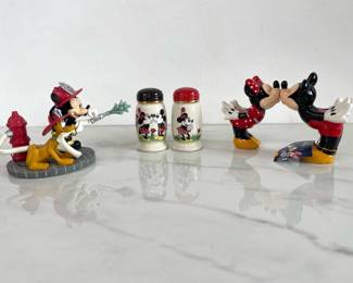 Lot 5074 Lenox Disney Love at First Sight Salt  Pepper  Mickey and Minnie Kissing Salt  Pepper  Mickey Figurine