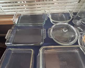Glass bakeware and casserole dishes