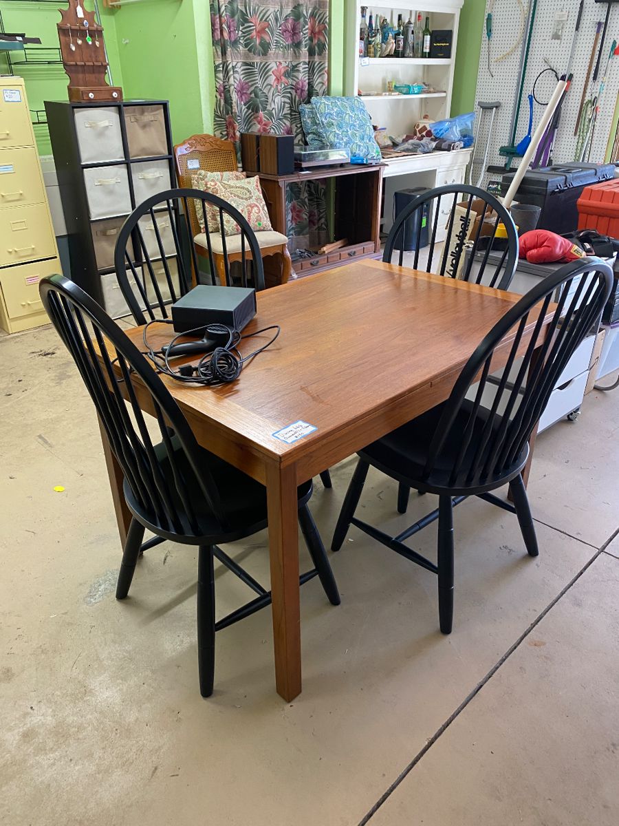 Extendable table with four chairs