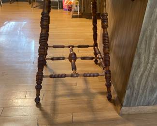 Vintage spindle table