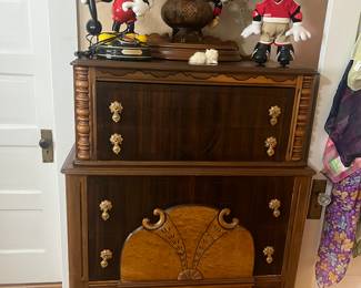 Beautiful 5 drawer chest- vintage Mickey pieces
