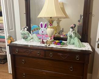 Antique dresser w/mirror