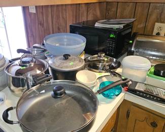 Microwave & kitchen items