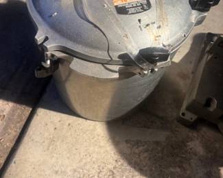 Jumbo pressure cooker 