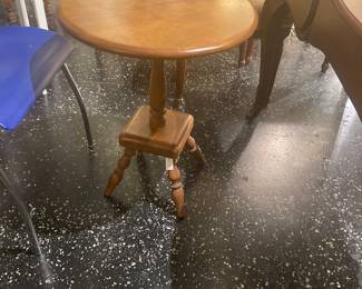 side round wood table