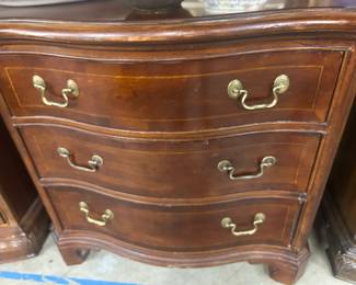 Georgian style serpentine front chest of drawers 