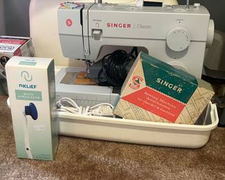 Singer sewing machine with accessories 