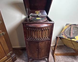 a Antique Sonora Phonograph