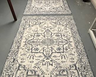 Indoor/outdoor rug. 5'3" x 7'