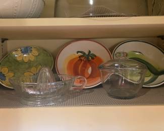 Vintage reamer, bowl with lid & small miscellaneous 