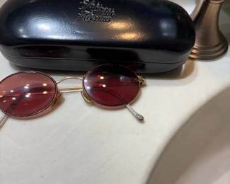 Master bathroom - Sunhlasses with case