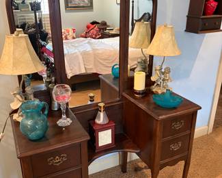 Master bedroom - Keyhole dresser with mirror 