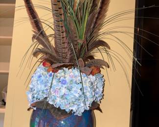Vase with feathers 