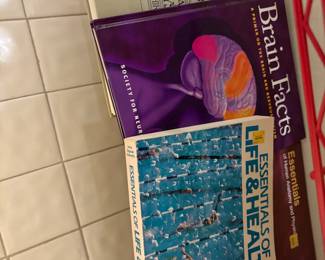 Master bathroom - books