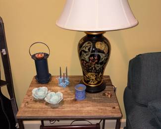 Living Room - end table with lamp & accessories 