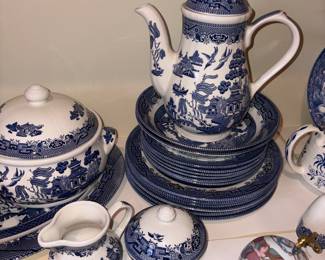 Dishes including cream & sugar, pot with lid, teapot