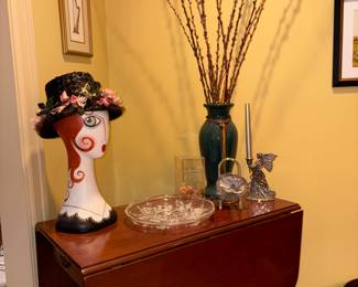 Drop down leaf table with decor - Living room 