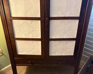 Front of vintage pie  cabinet / closed 