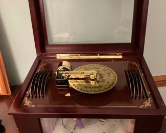 Mr Christmas music box