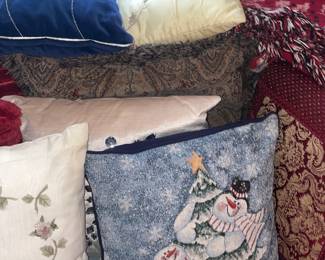 Decorative Pillows & Blankets
