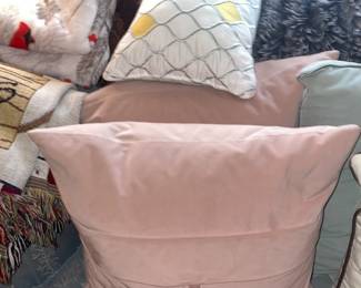 Decorative Pillows & Blankets