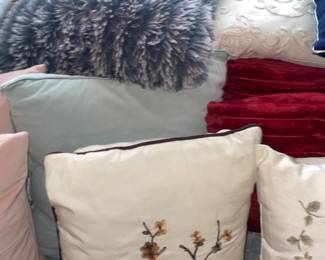 Decorative Pillows & Blankets