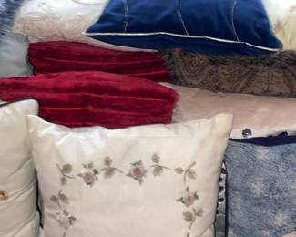 Decorative Pillows & Blankets