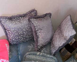 Decorative Pillows & Blankets