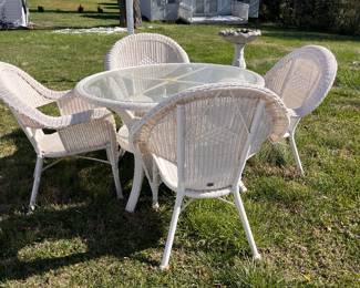 HUNTER BAY COATED WICKER TABLE AND CHAIRS