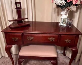 AMERICAN DREW DRESSING TABLE