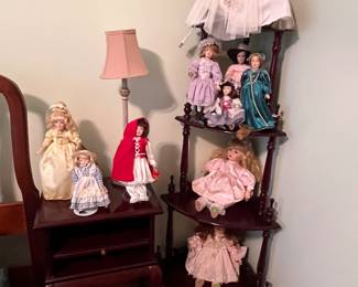 CORNER SHELF WITH DOLLS