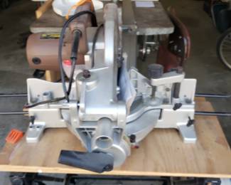 Compound miter saw