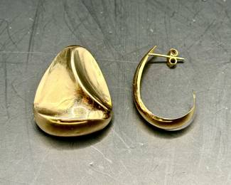 (2) Mismatched 14KT Gold Earrings
