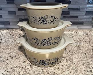 P42 - $30. Vintage PYREX Homestead Blue Casserole Dishes with Lids. Includes 2.5 qt, 1.5 qt and 1 qt.