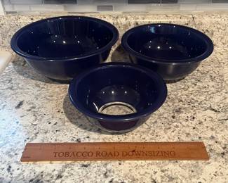 P39 - $20. Vintage PYREX Cobalt-Blue Clear-bottom Mixing Bowl Set. Includes: 2.5 L, 1.5 L and 1 L size bowls. 