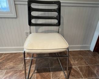 P3 - $375. Chromcraft - Mississippi. Vintage Kitchen Table with 4 Chairs. Table Measures 48” diameter x 29.5” tall. Chairs Measure 18.75” wide x 22.75" deep x 33.5” tall. Everything is in very good vintage condition! 