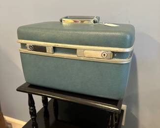 P62 - $30. Vintage Samsonite Travel Case. In good vintage condition. Doesn't have tray but does have mirror. No keys. Not sticky. 