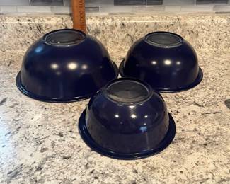 P39 - $20. Vintage PYREX Cobalt-Blue Clear-bottom Mixing Bowl Set. Includes: 2.5 L, 1.5 L and 1 L size bowls. 
