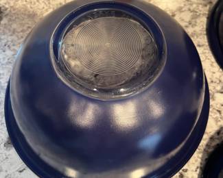 P39 - $20. Vintage PYREX Cobalt-Blue Clear-bottom Mixing Bowl Set. Includes: 2.5 L, 1.5 L and 1 L size bowls. 
