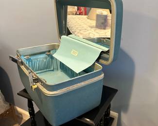 P62 - $30. Vintage Samsonite Travel Case. In good vintage condition. Doesn't have tray but does have mirror. No keys. Not sticky. 
