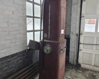 025 – Vintage Gilbert & Barker Gas Pump – 17 x 17 x 83