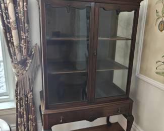 012 – Queen Anne Style China Cabinet – 31x18x60
