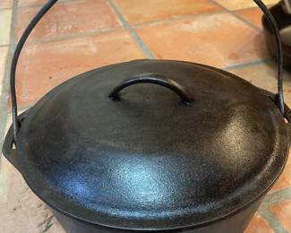 Vintage #8 Cast Iron Dutch Oven 